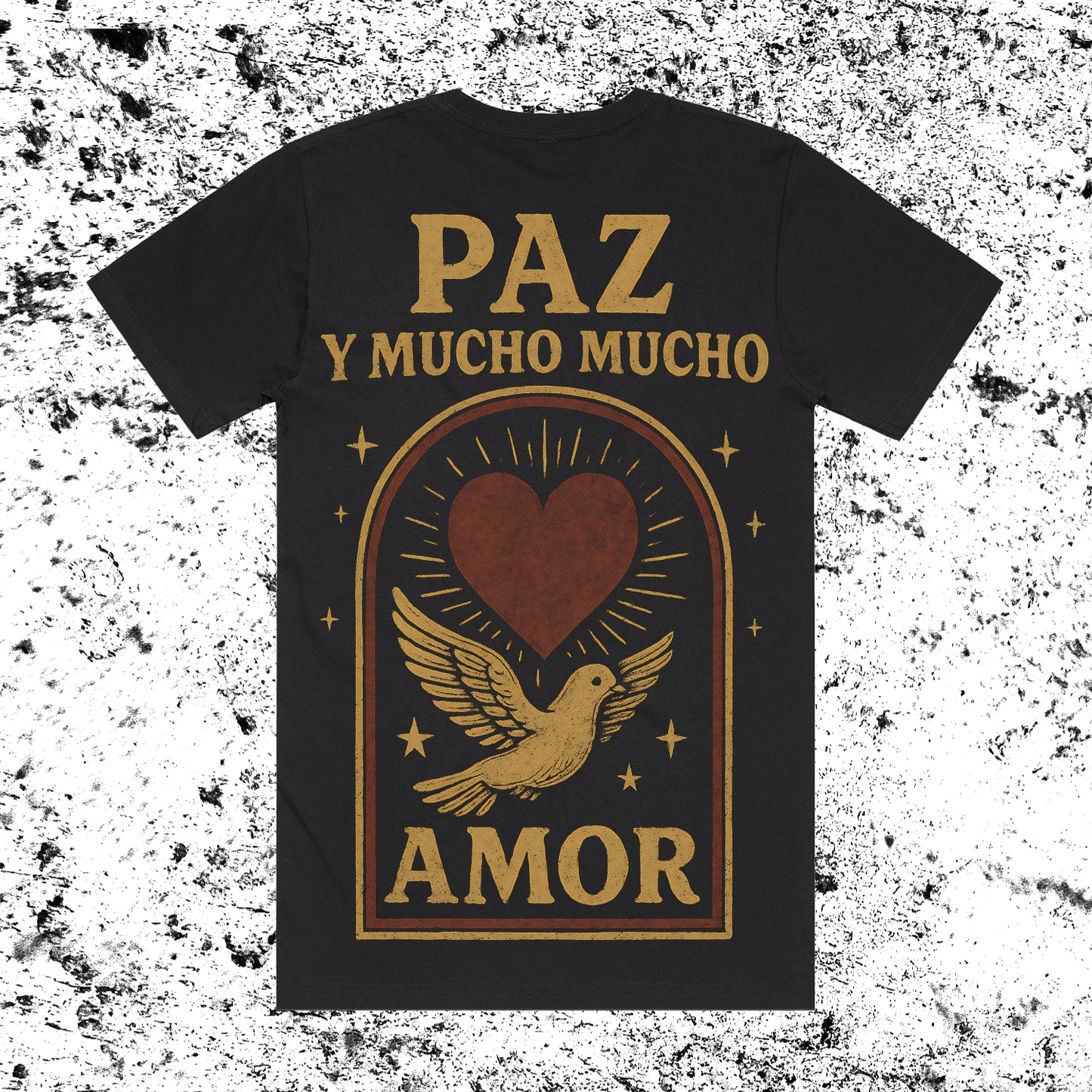 Black shirt that says Paz amor